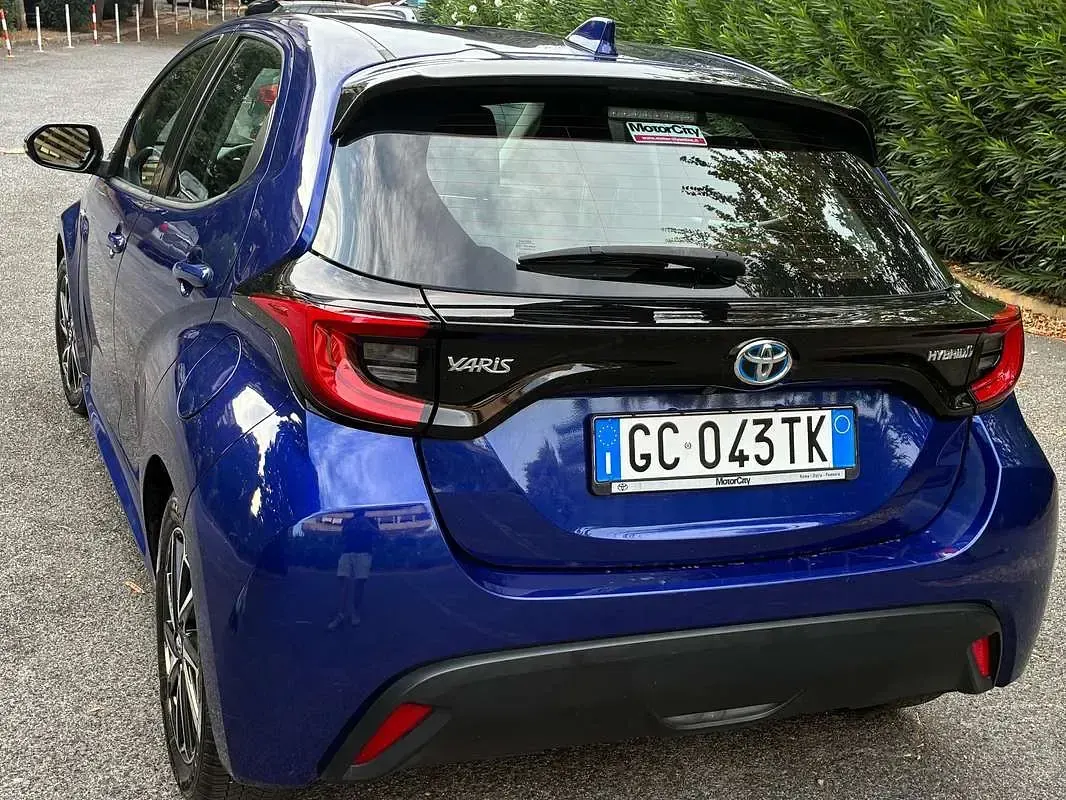 Usata Toyota Yaris Hybrid Active 92 CV (67 kW) 2021 Blu/azzurro Berlina