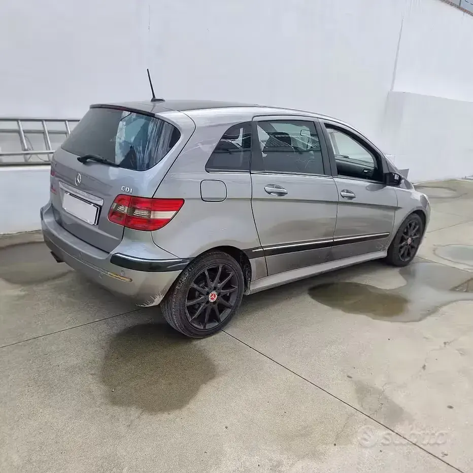 Usata Mercedes B200 140 CV (102 kW) 2007 Grigio Monovolume