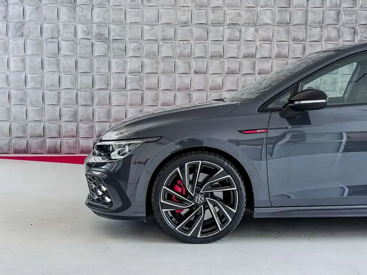 Usata VW Golf VIII GTI 245 CV (180 kW) 2023 Dolphin grey Berlina