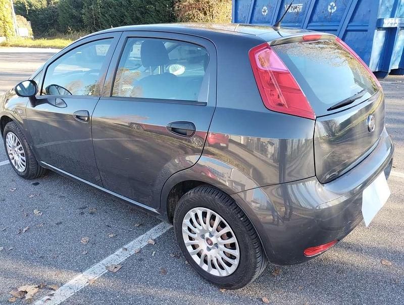 Usata Fiat Grande Punto Young 77 CV (56 kW) 2017 Grigio Utilitaria