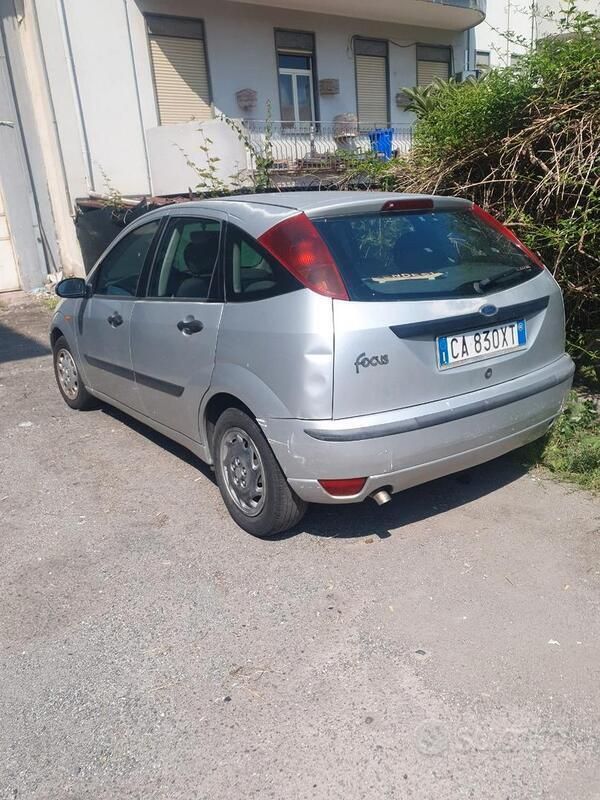 Grigio Usata 2002 Ford Focus Tre volumi | 800 € (Buon prezzo) - Immagine 1/2