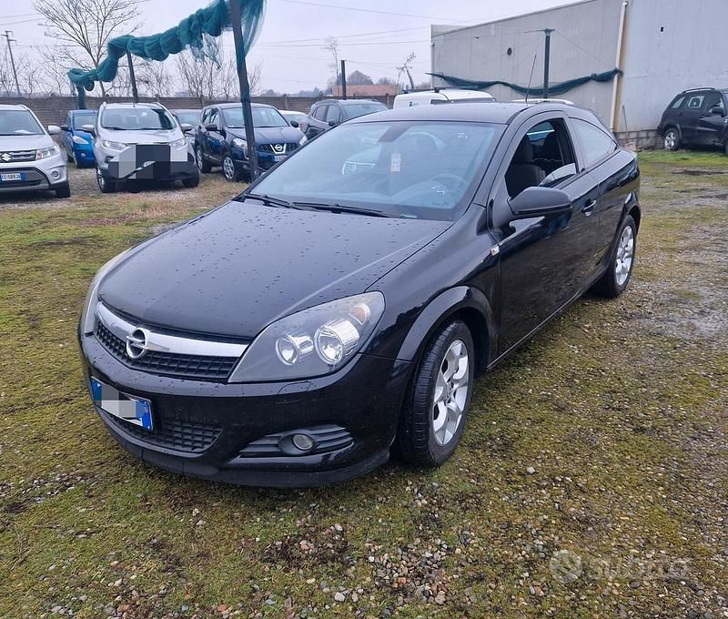Usata Opel Astra Edition 110 CV (80 kW) 2010 Nero Berlina