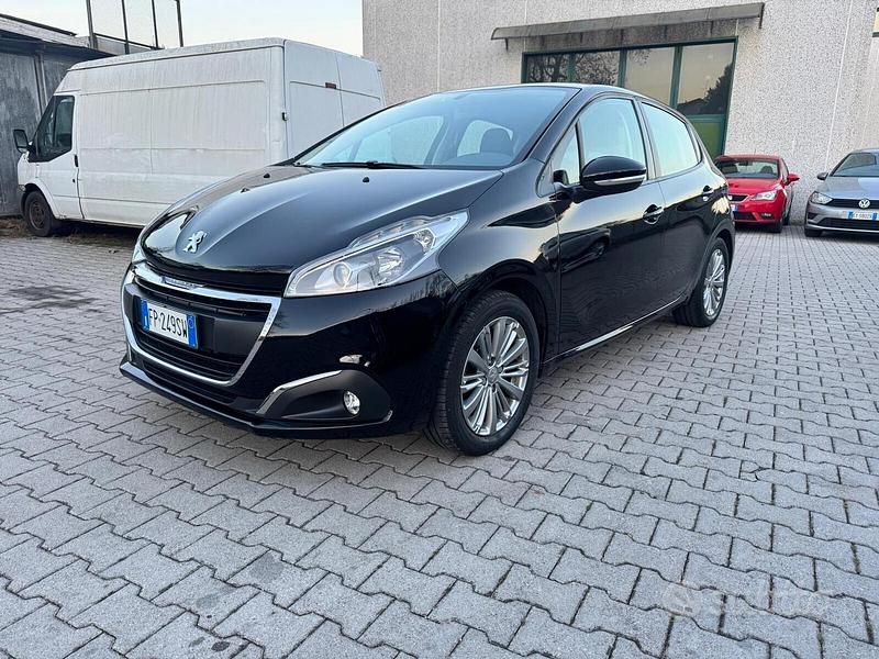 Usata Peugeot 208 Active 81 CV (59 kW) 2018 Nero Utilitaria