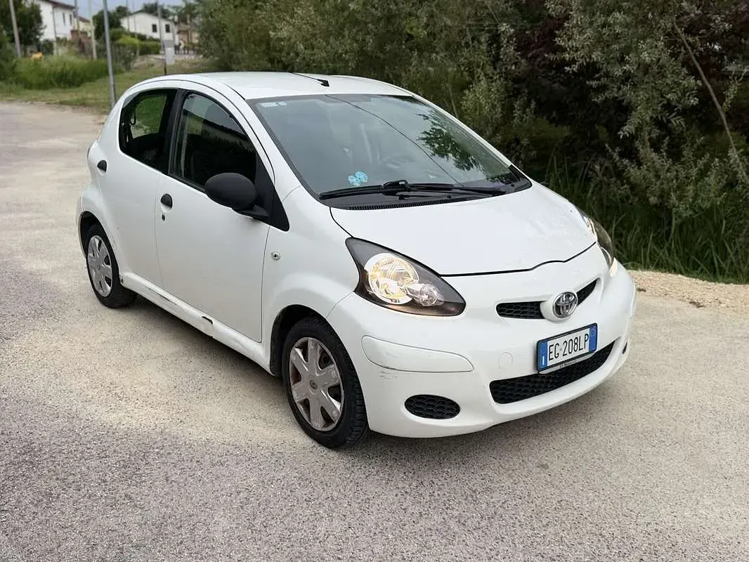 Usata Toyota Aygo Connect Style 68 CV (50 kW) 2011 Bianco Utilitaria