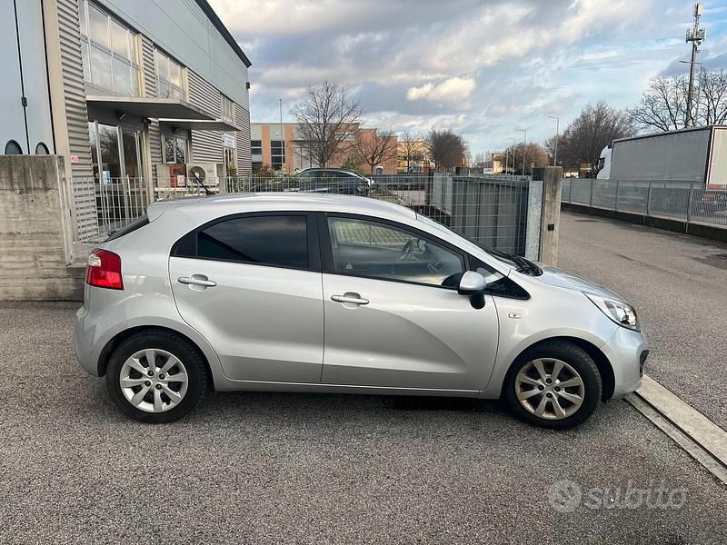 Usata Kia Rio EX 86 CV (63 kW) 2012 Grigio Berlina