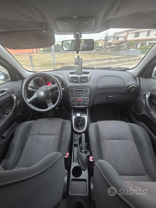 Usata Alfa Romeo 147 115 CV (84 kW) 2004 Grigio Utilitaria