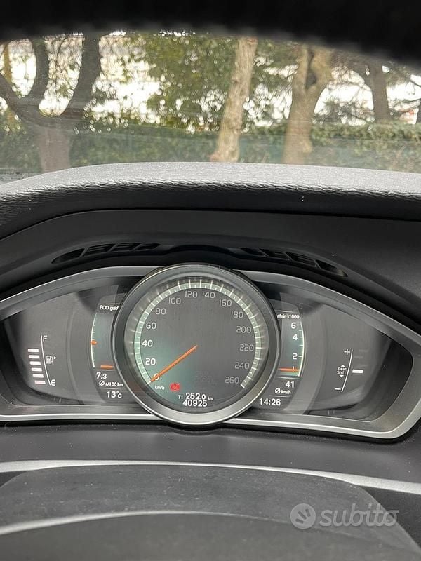 Usata Volvo V40 122 CV (89 kW) 2018 Bianco Berlina