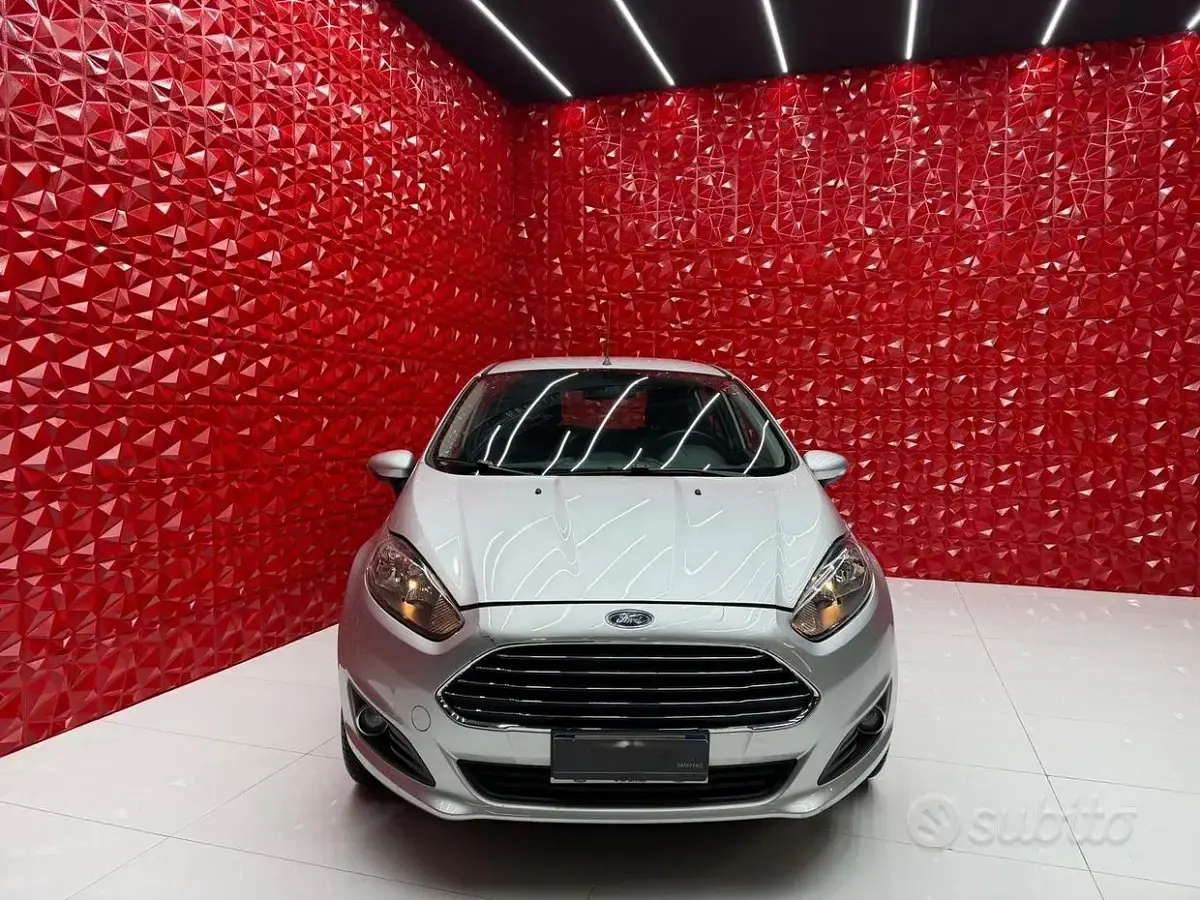 Usata Ford Fiesta 95 CV (69 kW) 2017 Grigio Utilitaria