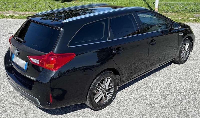 Second-hand Toyota Auris Hybrid Active 99 CP (72 kW) 2015 Negru Break