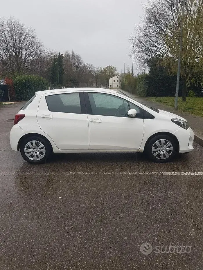 Usata Toyota Yaris Cool 90 CV (66 kW) 2015 Bianco Utilitaria