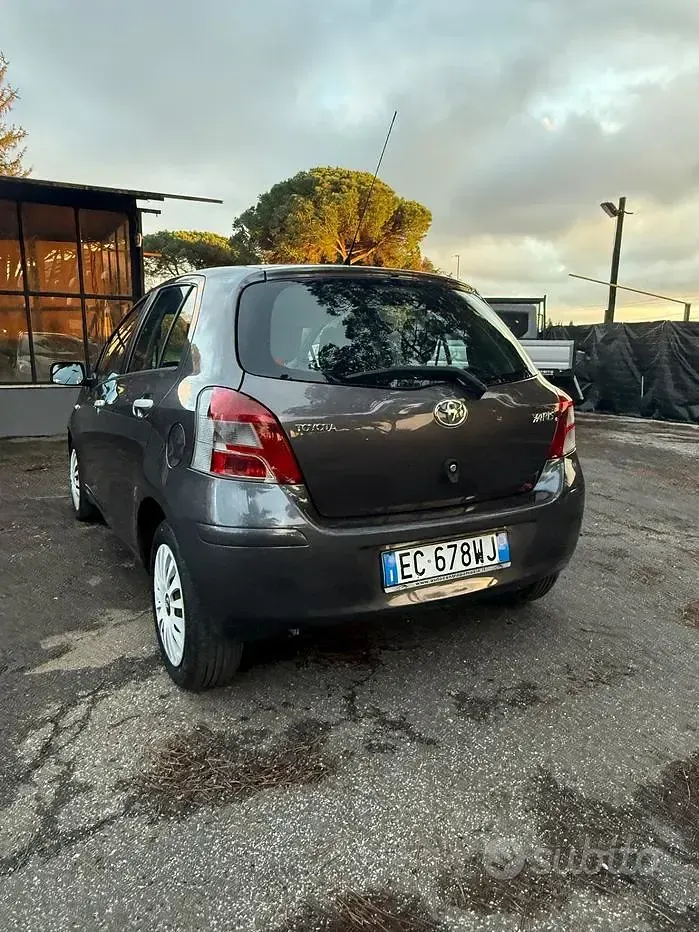 Usata Toyota Yaris 69 CV (50 kW) 2011 Grigio Utilitaria