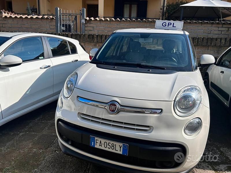 Bianco Usata 2015 Fiat 500L Lounge Monovolume | 8500 € (Buon prezzo) - Immagine 1/4