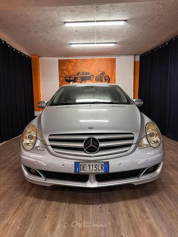Usata Mercedes R320 224 CV (164 kW) 2007 Argento Monovolume
