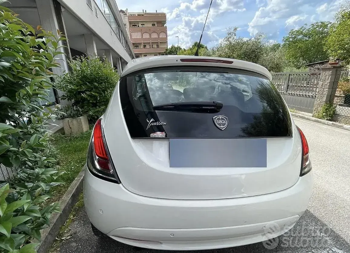 Usata Lancia Ypsilon 69 CV (50 kW) 2016 Bianco Utilitaria