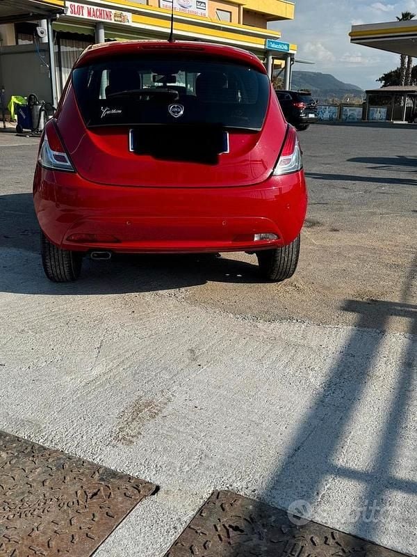 Usata Lancia Ypsilon Gold 69 CV (50 kW) 2015 Rosso Utilitaria