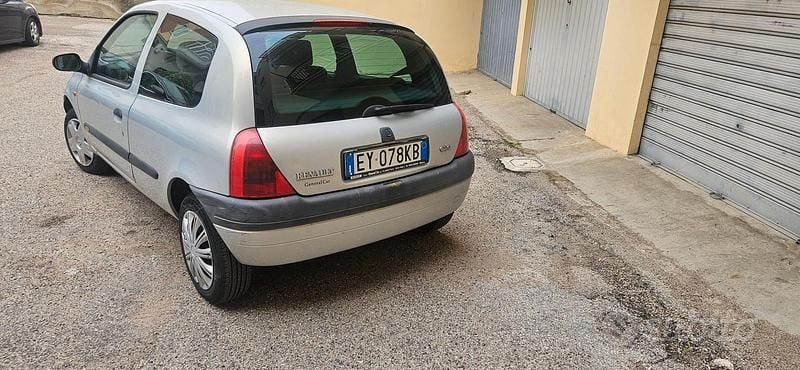 Usata Renault Clio II 58 CV (42 kW) 1999 Grigio Berlina