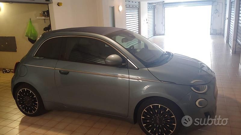 Usata Fiat 500e 86 kW (118 CV) 2020 Blu Cabrio