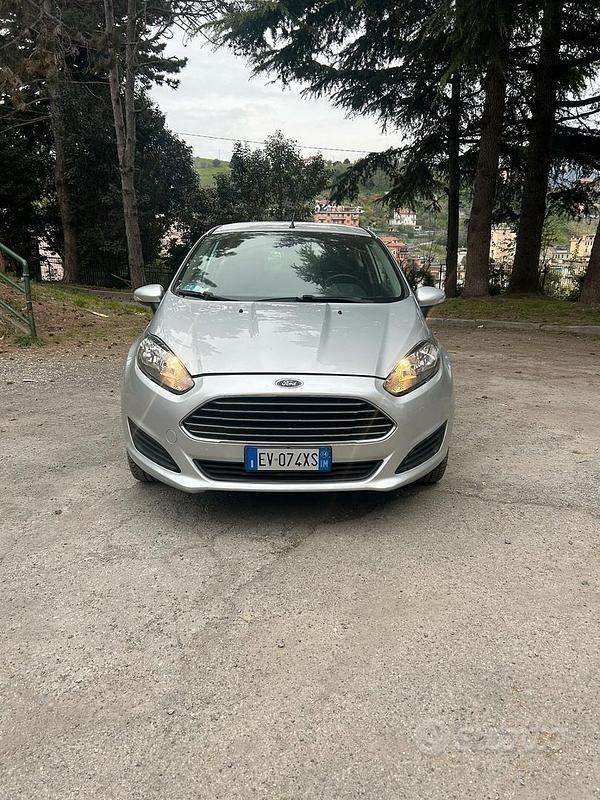 Argento Usata 2014 Ford Fiesta Titanium Due volumi | 4000 € (Buon prezzo) - Immagine 1/4
