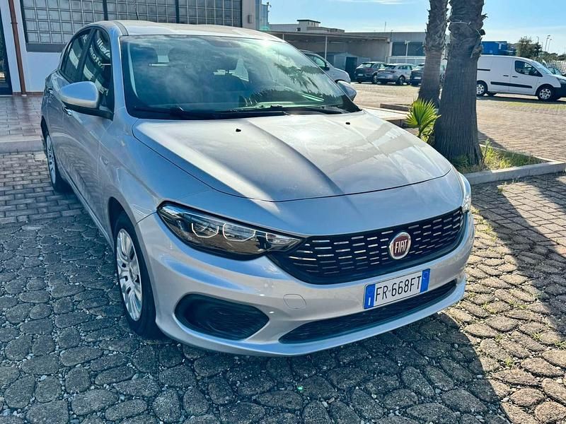 Usata Fiat Tipo Lounge 95 CV (69 kW) 2017 Argento Berlina
