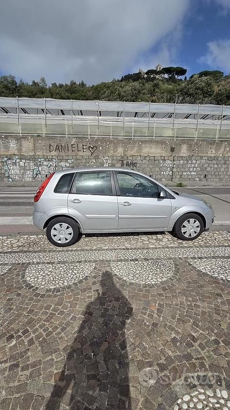 Usata Ford Fiesta 73 CV (53 kW) 2007 Grigio Utilitaria
