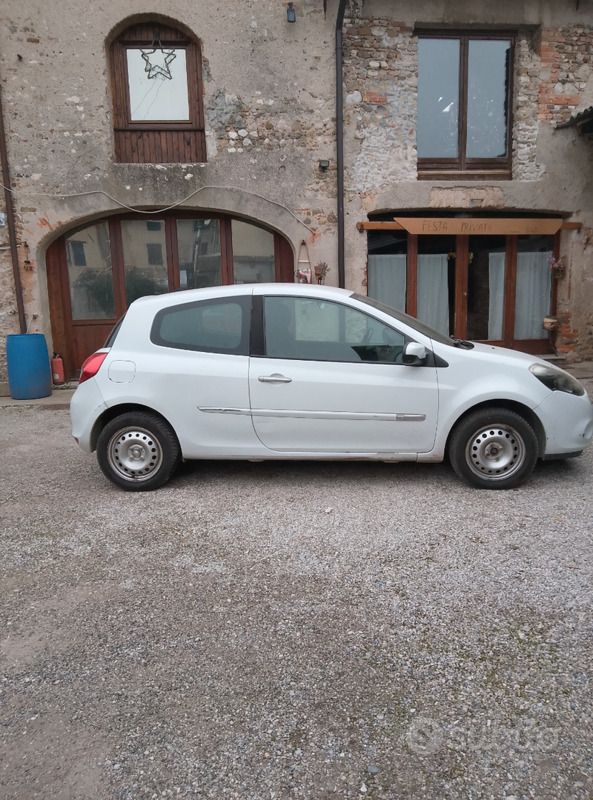 Usata Renault Clio II 75 CV (55 kW) 2010 Bianco Utilitaria