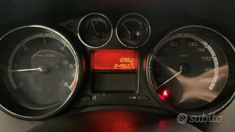 Usata Peugeot 308 SW 90 CV (66 kW) 2011 Nero Station wagon