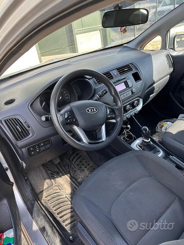 Usado Kia Rio 97 HP (71 kW) 2012 Cinzento Citadino