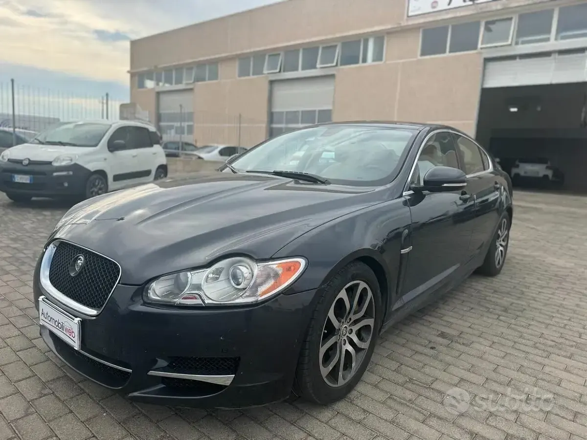 Usata Jaguar XF Premium Luxury 275 CV (202 kW) 2010 Grigio Berlina