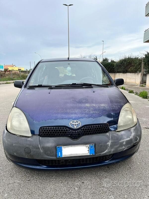 Blu Usata 2003 Toyota Yaris Tre volumi | 900 € (Ottimo prezzo) - Immagine 1/4