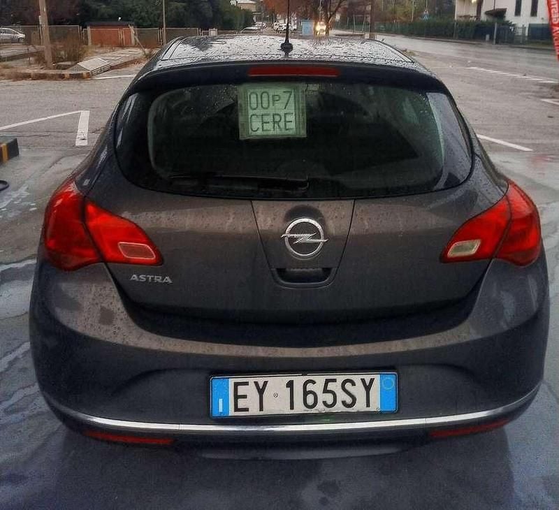 Usata 2015 Opel Astra Tre volumi | 5600 € (Buon prezzo) - Immagine 1/4