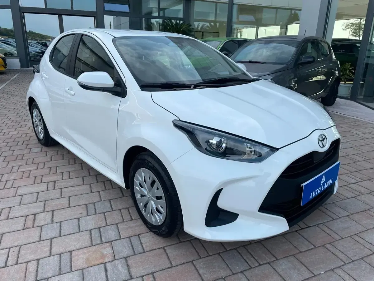 Nuova Toyota Yaris Hybrid Trend 92 CV (67 kW) 2026 Bianco Berlina