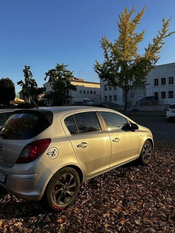 Usata Opel Corsa Edition 95 CV (69 kW) 2010 Grigio Utilitaria