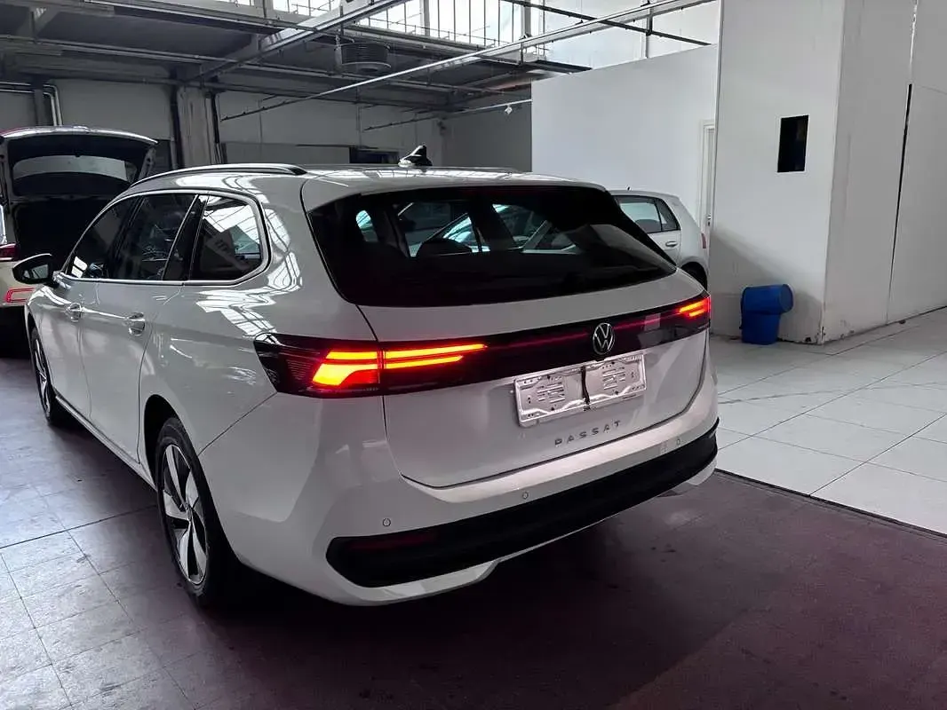 Usata VW Passat 122 CV (89 kW) 2024 Bianco Station wagon