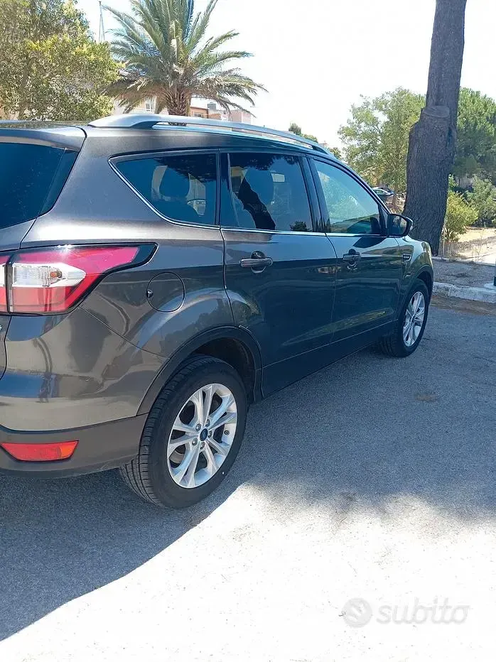 Usata Ford Kuga Titanium 120 CV (88 kW) 2017 Grigio SUV