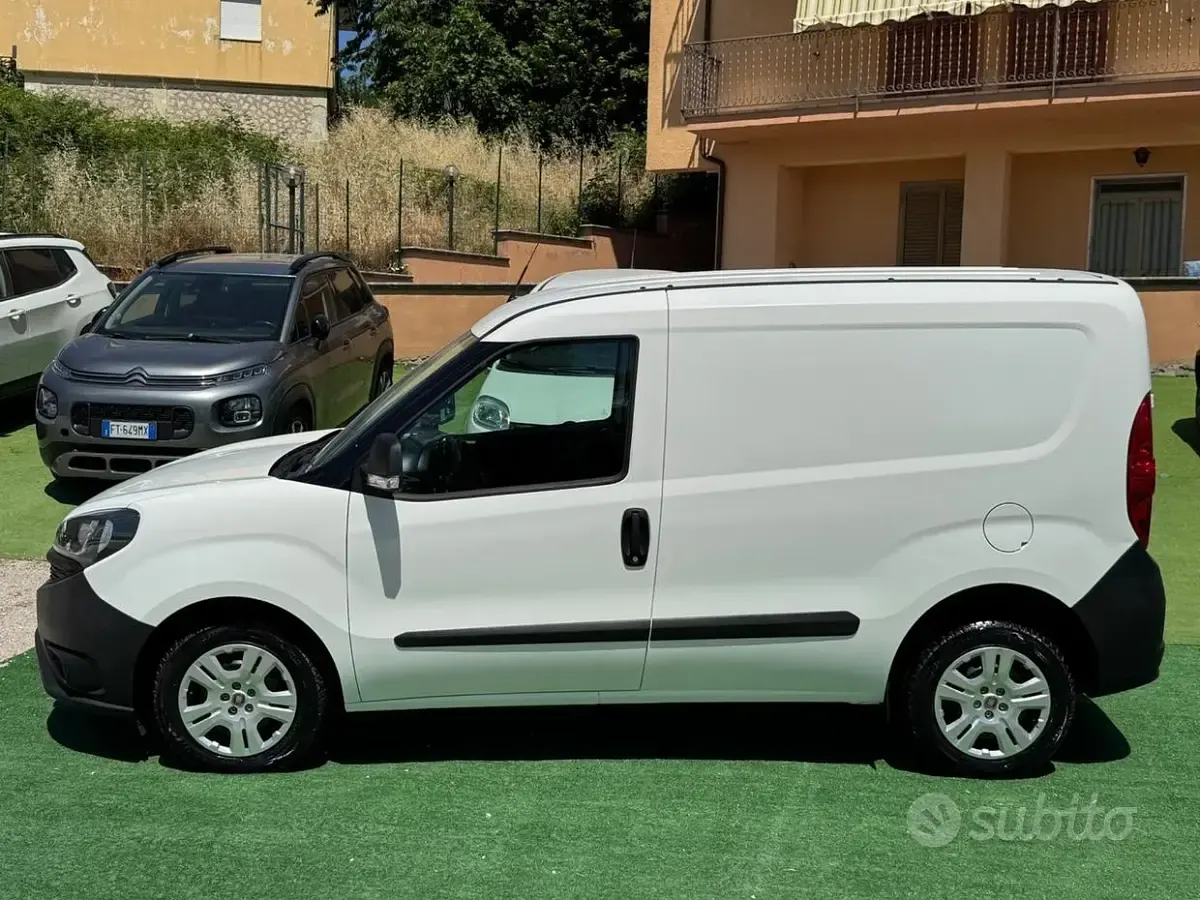 Usata Fiat Doblò S 105 CV (77 kW) 2022 Bianco Monovolume
