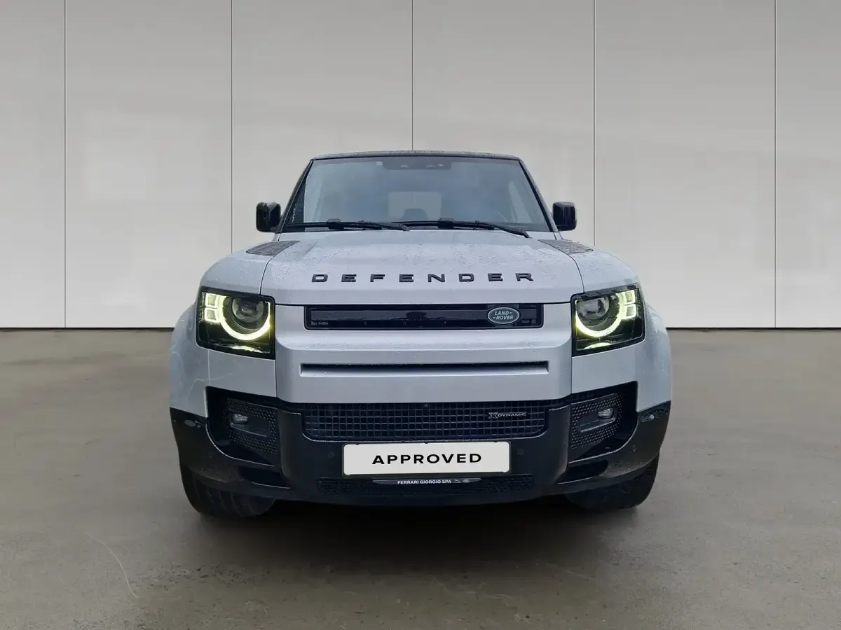 Usata Land Rover Defender HSE Dynamic 249 CV (183 kW) 2023 Hakuba silver SUV