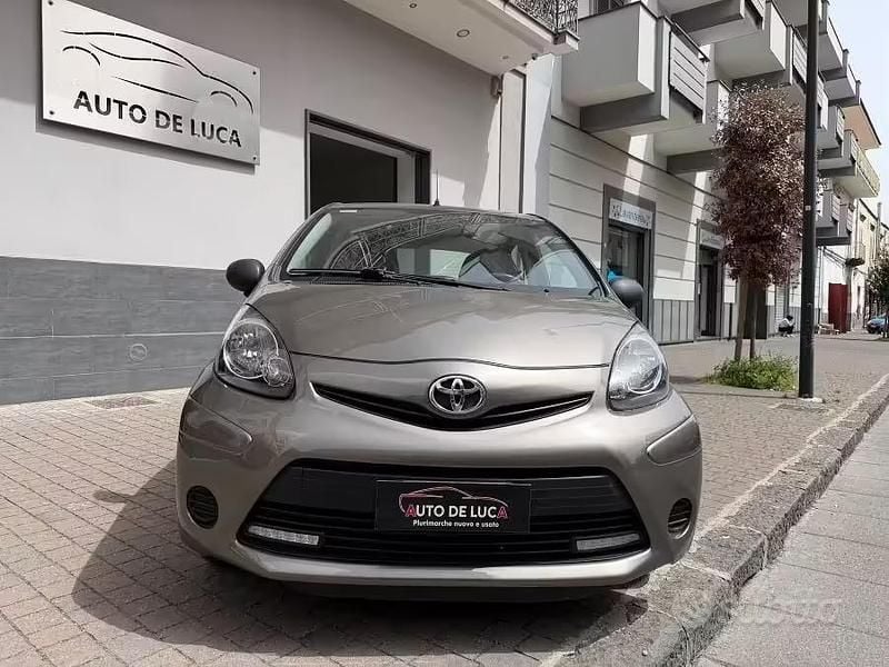 Usata Toyota Aygo Sol 69 CV (50 kW) 2013 Marrone Utilitaria
