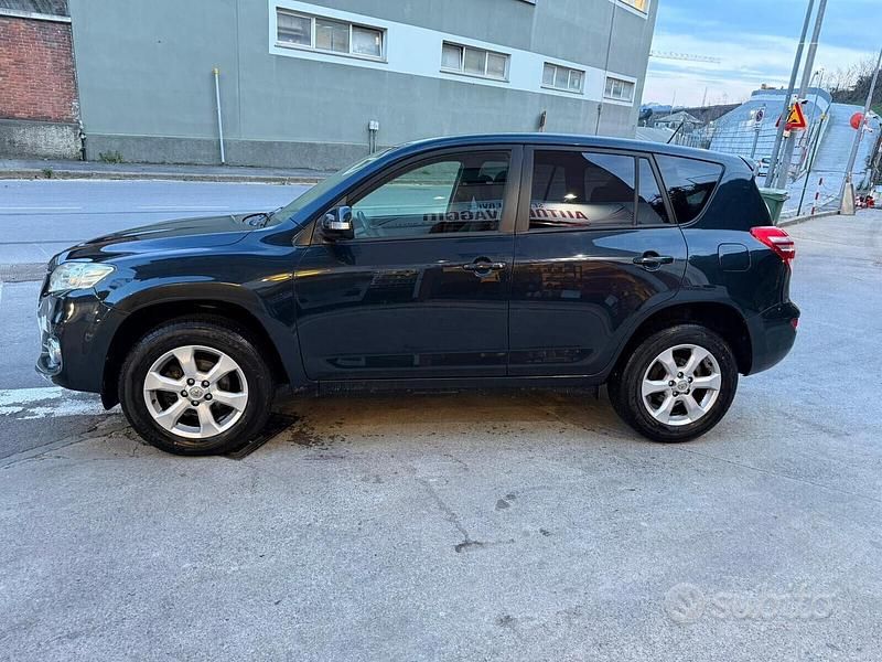 Usata Toyota RAV4 Lounge 150 CV (110 kW) 2013 Blu SUV
