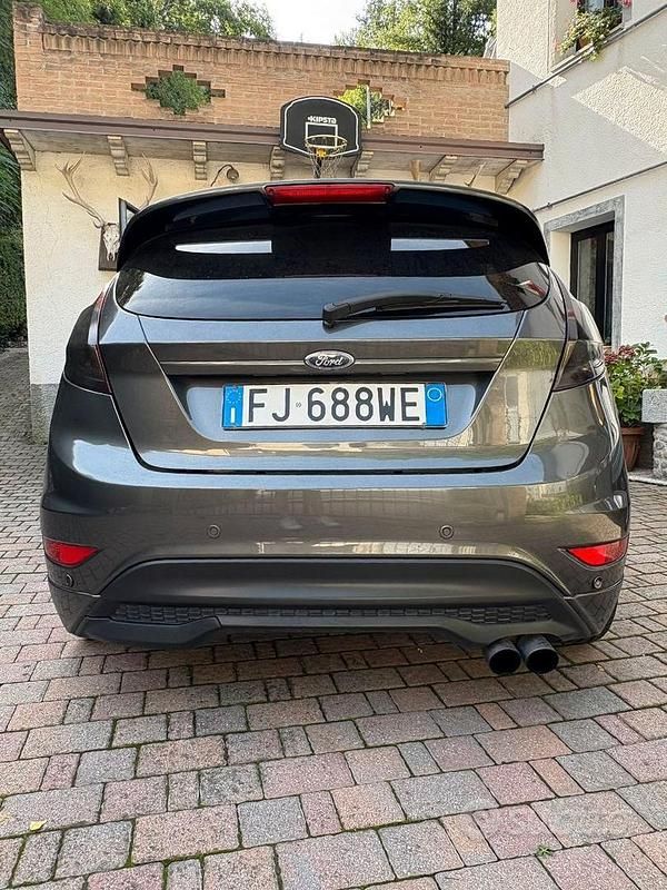 Usata Ford Fiesta ST-Line 68 CV (50 kW) 2017 Grigio Utilitaria