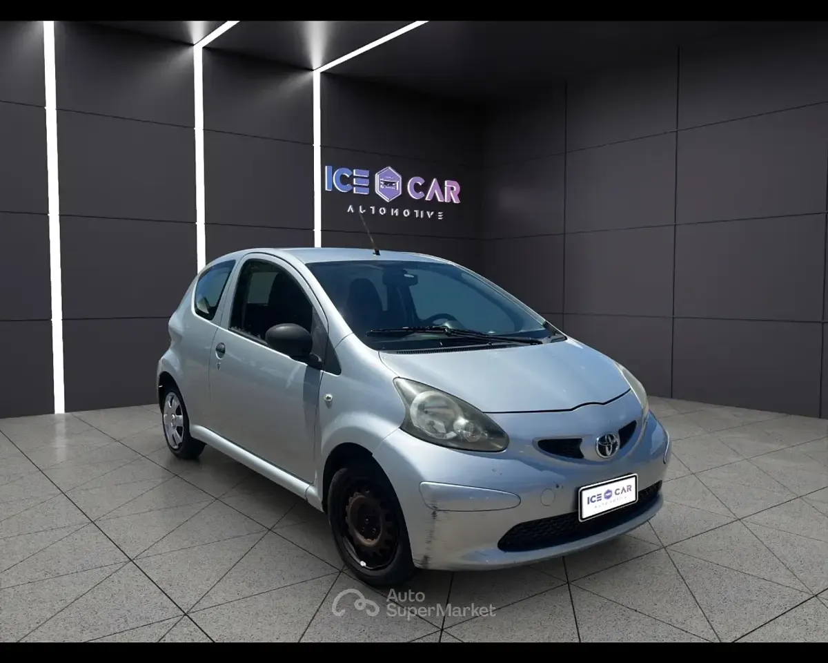 Usata Toyota Aygo 68 CV (50 kW) 2006 Argento Utilitaria