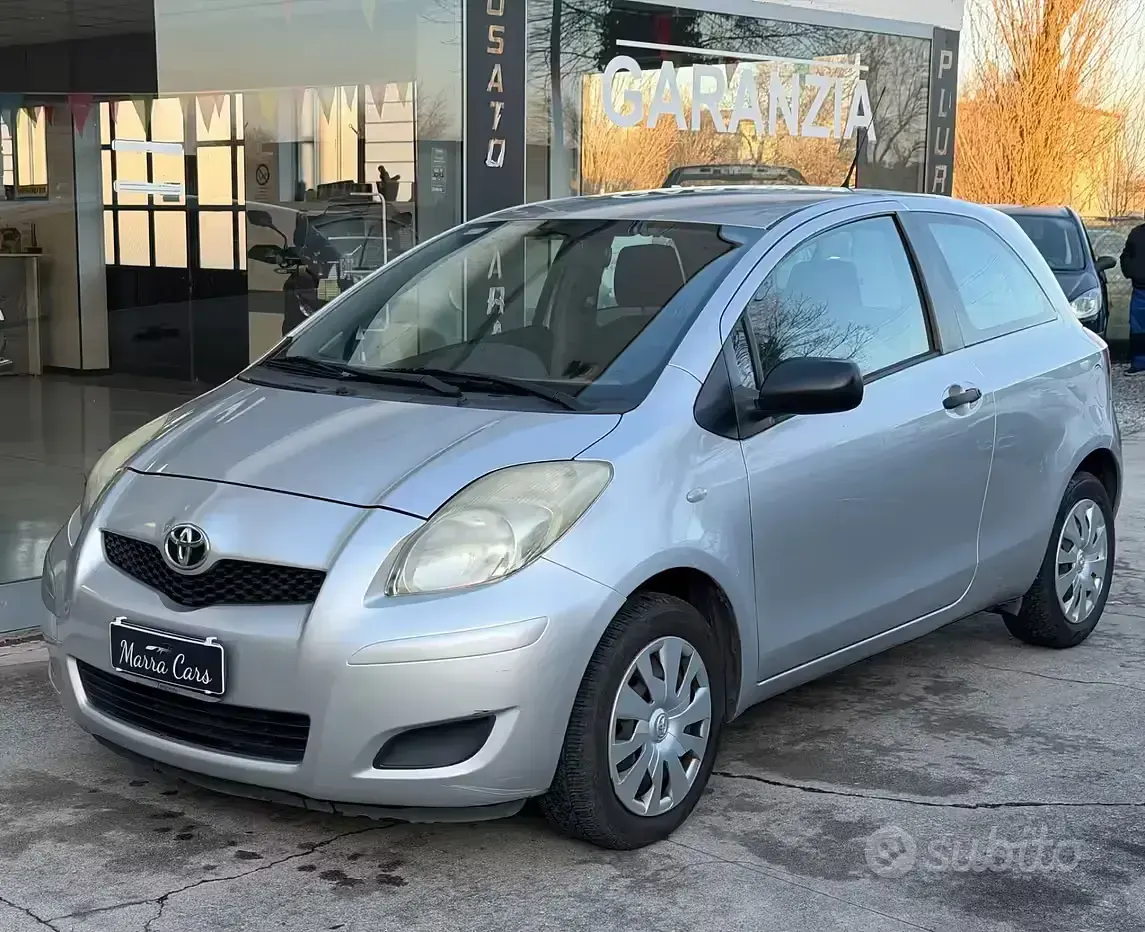 Usata Toyota Yaris 69 CV (50 kW) 2009 Grigio Utilitaria