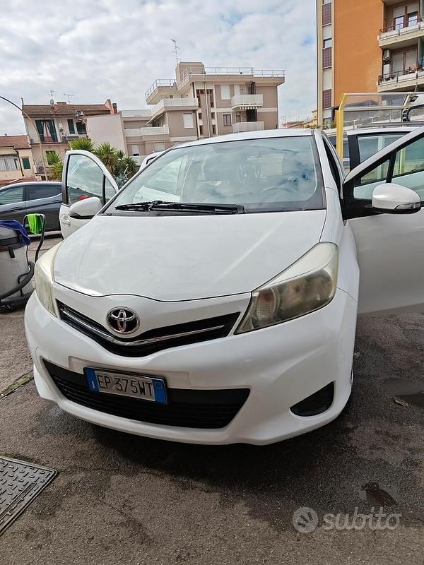 Usata Toyota Yaris Active 69 CV (50 kW) 2013 Bianco Utilitaria
