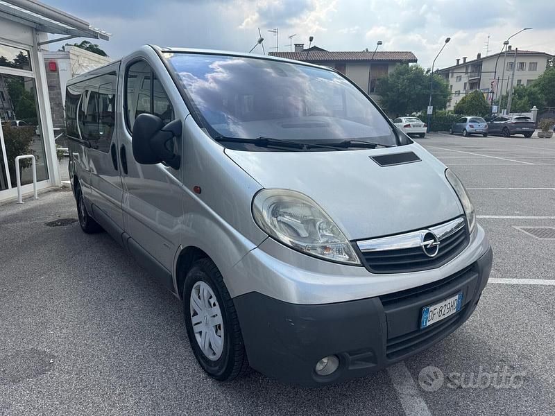 Usata Opel Vivaro 120 CV (88 kW) 2007 Argento Monovolume