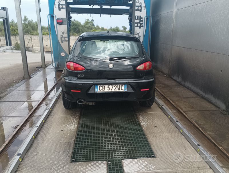 Begagnad Alfa Romeo 147 156 HK (114 kW) 2002 Svart Halvkombi
