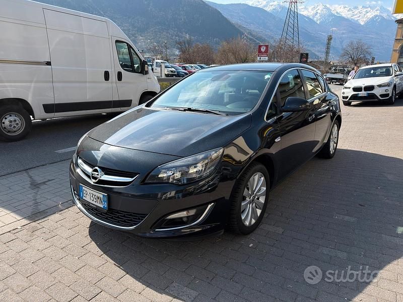 Usata Opel Astra Cosmo 120 CV (88 kW) 2013 Nero Berlina