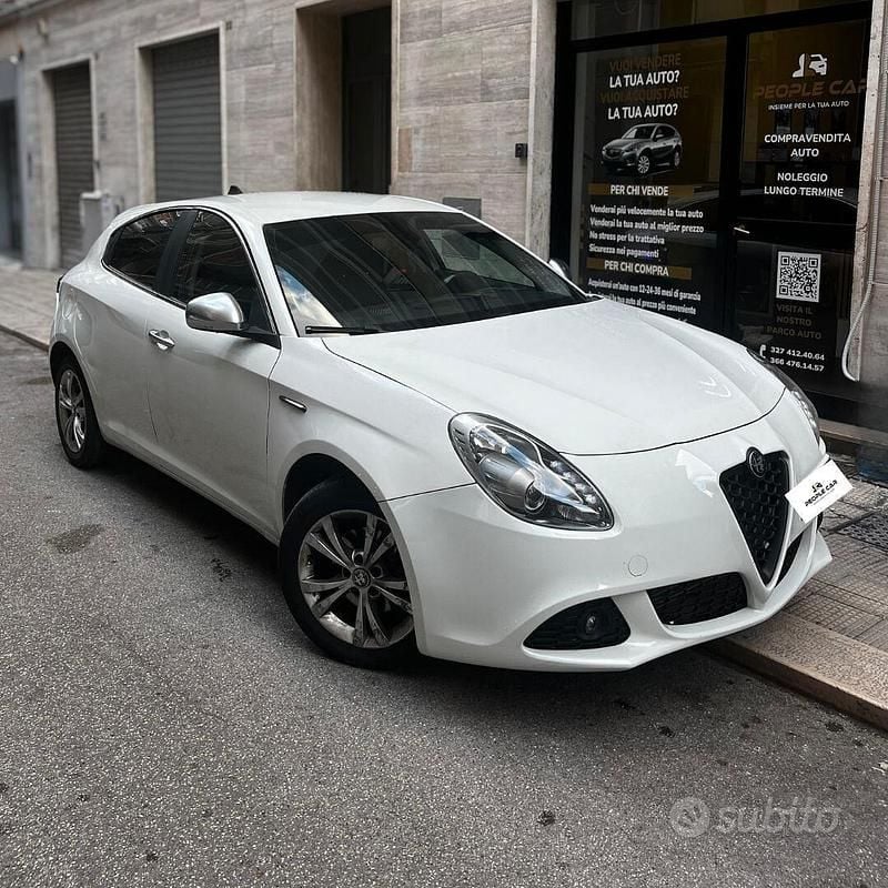 Bianco Usata 2013 Alfa Romeo Giulietta Progression Tre volumi | 6200 € (Buon prezzo) - Immagine 1/4