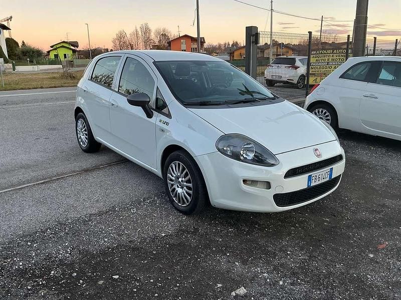 Usata 2015 Fiat Punto Lounge Tre volumi | 3890 € (Buon prezzo) - Immagine 1/4