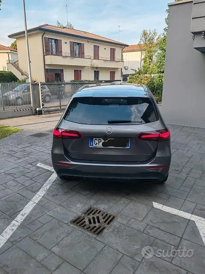 Usata Mercedes B200 163 CV (119 kW) 2023 Grigio Utilitaria
