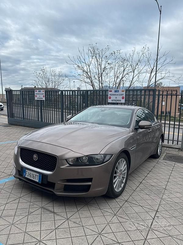 Usata Jaguar XE Pure 163 CV (119 kW) 2017 Marrone Berlina