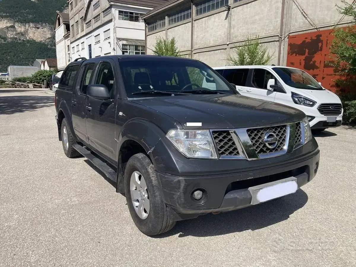 Usata Nissan Navara 174 CV (127 kW) 2005 Grigio Pick-up
